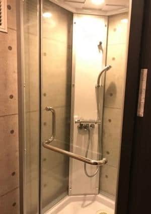 お洒落で綺麗なシャワー完備